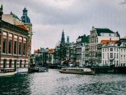 Amsterdam offre deux visages aux voyageurs