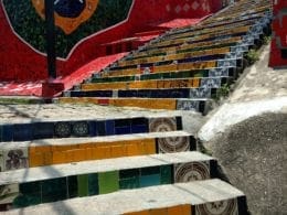 Monter l’escalier Selaron, une autre activité de Rio de Janeiro