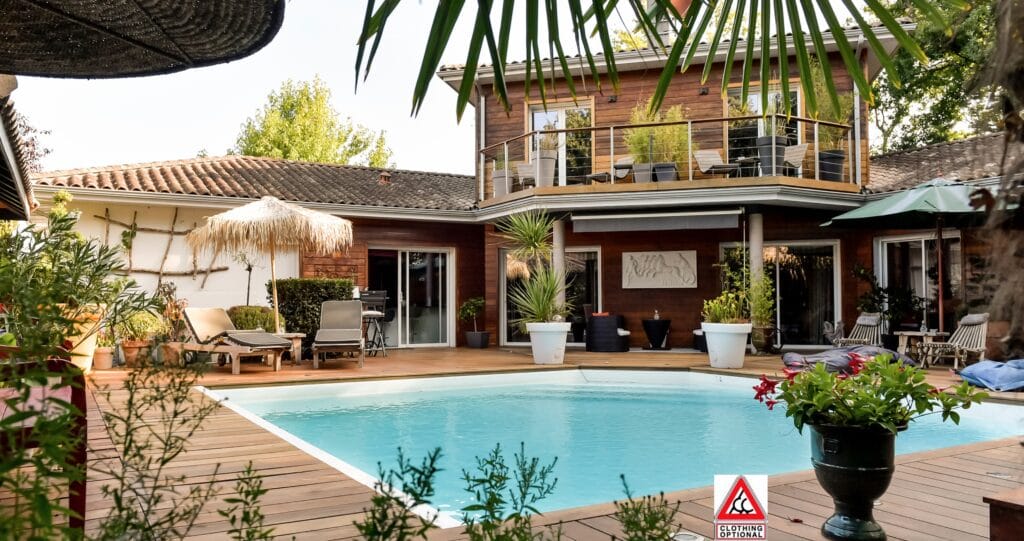 Reposez-vous et profitez de vos vacances au bord de la piscine de votre maison d’hôte !